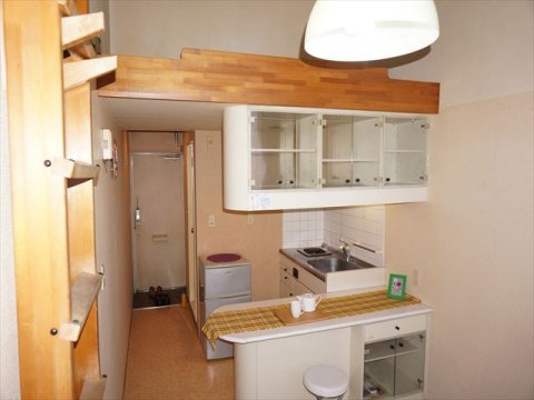 丸みを帯びたデザインのキッチンと戸棚。