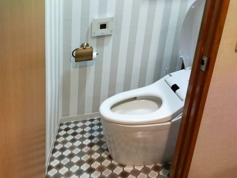 レトロな内装のトイレ