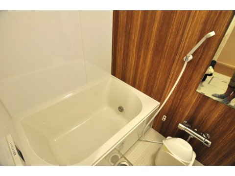 祐天寺 ディ・ゾンネ 大きなバスタブの浴室