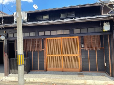 建物全体の外観です。弁柄格子が京都っぽい。