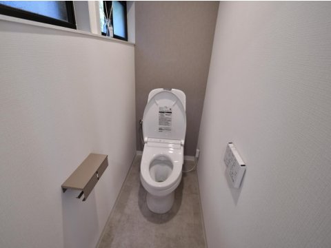 新調のトイレ。ワンポイントの壁紙が映えています。