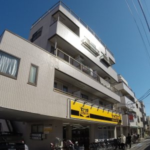 1階が自転車屋さんの4階部分です。専用屋上も有ります。