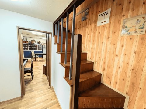 玄関と2階への階段