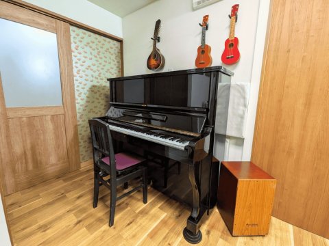 アップライトピアノとウクレレ等