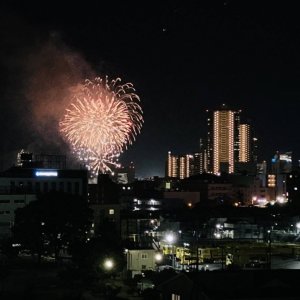 2021年今年のみなとみらいの花火です
屋上からもお部屋のバルコニーからも
花火が見れる特等席なハウス(*^▽^*)
横浜駅までも歩ける4人だけの少人数
東神奈川ハウス(京急 神奈川新町駅や
東急東横線 東白楽駅も利用できます)

自転車置き場もあり便利です(^^ゞ
大きな個室に大きなクローゼット
各バルコニーも大型ですよ～♪♪

ツイッターはこちらから→https://twitter.com/Twinkle_place