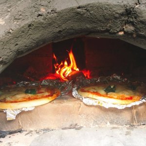 起業家シェアハウスFespa京都はカップル・家族向けの60㎡のアパートメントがあるため、子育て中の家族も大歓迎です。
ピザ窯にピザを突っ込んでみて意外と早く焼きあがってビックリ♪(´▽｀)