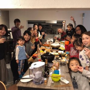 起業家シェアハウスFespa京都はカップル・家族向けの60㎡のアパートメントがあるため、子育て中の家族も大歓迎です。
20代から50代のたくさんの大人に見守られながら１つの小さな村で育つような子育て環境なのです♪(´▽｀)