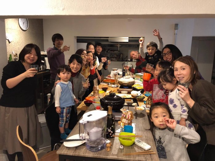 起業家シェアハウスFespa京都はカップル・家族向けの60㎡のアパートメントがあるため、子育て中の家族も大歓迎です。
20代から50代のたくさんの大人に見守られながら１つの小さな村で育つような子育て環境なのです♪(´▽｀)