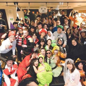英語漬けシェアハウスWILL府中は60名の大型シェアハウス！
そのうち50%以上が外国人で15か国30名以上の外国人が入居中です。

ラウンジで1日1時間英語でおしゃべりすれば月30時間も実践的なトレーニングができて、海外で留学生活しているような英語力の上達が期待できます♪(´▽｀)