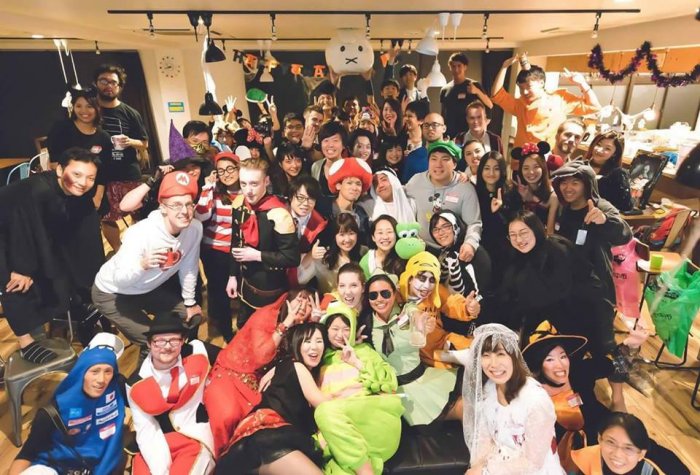 英語漬けシェアハウスWILL府中は60名の大型シェアハウス！
そのうち50%以上が外国人で15か国30名以上の外国人が入居中です。

ラウンジで1日1時間英語でおしゃべりすれば月30時間も実践的なトレーニングができて、海外で留学生活しているような英語力の上達が期待できます♪(´▽｀)
