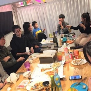 起業家シェアハウスFespa京都はカップル・家族向けの60㎡のアパートメントがあるため、子育て中の家族も大歓迎です。
ポジティブな大人たちに囲まれて、英語の飛び交うグローバル環境に身をおくことで質の高い子育てにつながっていると大好評です♪(´▽｀)