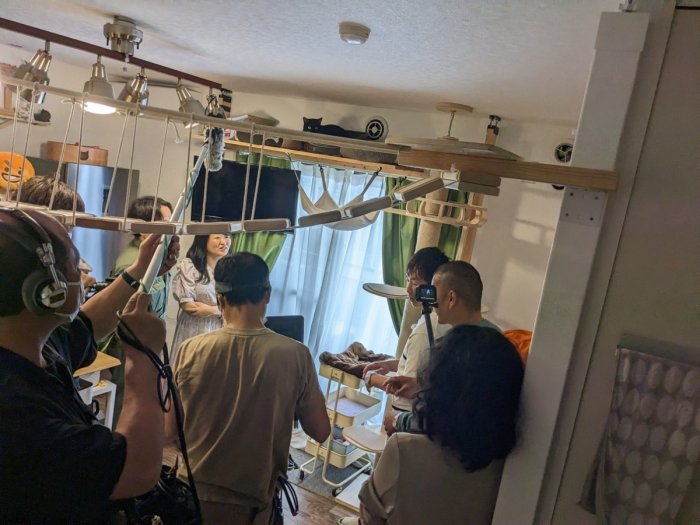 猫と猫好きのためのシェアハウス『にゃんこの森横浜』は猫カフェのような共用スペースで猫好き入居者同士が猫を囲んでコミュニケーションを楽しんでいます。

猫が大好きだけど自分では飼えない方も、経験者に囲まれてアドバイスをもらいながら飼い始めたい方も、猫飼育者同士の交流を楽しみたい方もぜひお楽しみください♪