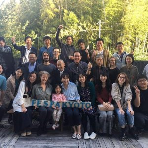起業家シェアハウスFespa京都はカップル・家族向けの60㎡のアパートメントがあるため、子育て中の家族も大歓迎です。
ポジティブな大人たちに囲まれて、英語の飛び交うグローバル環境に身をおくことで質の高い子育てにつながっていると大好評です♪(´▽｀)