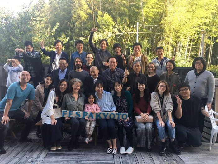 起業家シェアハウスFespa京都はカップル・家族向けの60㎡のアパートメントがあるため、子育て中の家族も大歓迎です。
ポジティブな大人たちに囲まれて、英語の飛び交うグローバル環境に身をおくことで質の高い子育てにつながっていると大好評です♪(´▽｀)