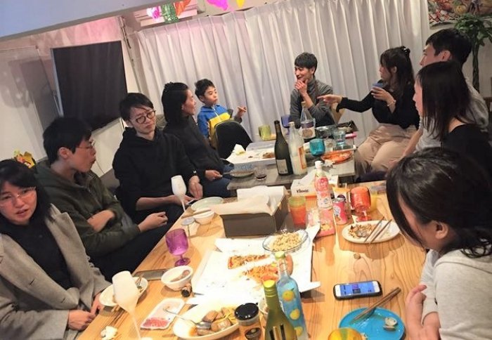 起業家シェアハウスFespa京都はカップル・家族向けの60㎡のアパートメントがあるため、子育て中の家族も大歓迎です。
ポジティブな大人たちに囲まれて、英語の飛び交うグローバル環境に身をおくことで質の高い子育てにつながっていると大好評です♪(´▽｀)