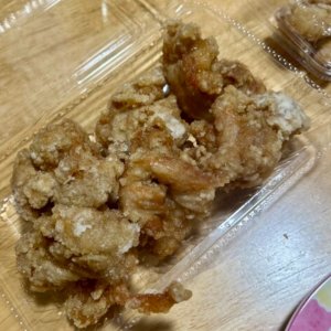 横浜・星川駅徒歩3分の「高良屋」さんです！テレビ東京『家ついて行ってイイですか？』で紹介された惣菜店になりますので、ぜひハウスに住まわれた際はご賞味ください♪