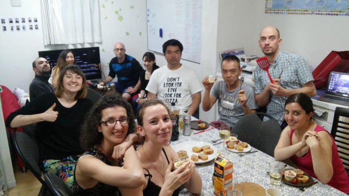 フランス語と英語の身につくシェアハウスでは、留学エージェントと提携することでフランス人比率50%という環境を実現しています。

自然とフランス語と英語が共通語になるので、どちらも身につけたい方にはピッタリです♪(´▽｀)

現在お手伝いをすることで月額2万円安く入居できるお仕事付き入居も募集中です。
https://irodorifactory.com/french_recruit/