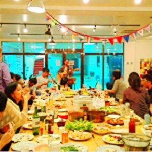 日本にいながら留学生活！
外国人比率50%×週2回英会話レッスン×国際交流パーティーと、日本にいながら英語漬け環境に身を置くことで英語特訓のできるシェアハウスです。
★現在『初期費用70000→35500円』キャンペーン中
ぜひこの機会にお得にご入居ください♪(´▽｀)