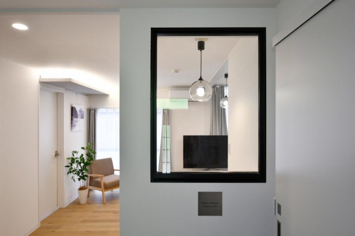 内窓がかわいい少人数制のシェアハウスです♪