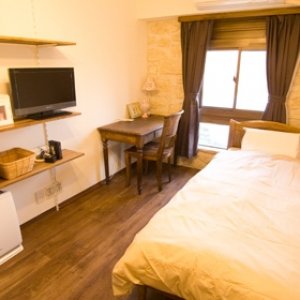 高台にあるデザイナーズ英会話シェアハウスシャトーライフエズの屋上テラスからは周囲の森や街を見渡せて素晴らしい眺めをお楽しみ頂けます♪(´▽｀)