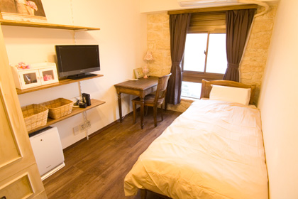 高台にあるデザイナーズ英会話シェアハウスシャトーライフエズの屋上テラスからは周囲の森や街を見渡せて素晴らしい眺めをお楽しみ頂けます♪(´▽｀)