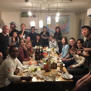 英語漬けシェアハウスCROSSWORLD大森の一番の特徴は週2回外国人講師が初級、上級に分けて英会話レッスンを開催してくれることです！
学んだことはラウンジでアウトプットして1日1時間英語でおしゃべりすれば月30時間も実践的なトレーニングができて、海外で留学生活しているような英語力の上達が期待できます♪(´▽｀)