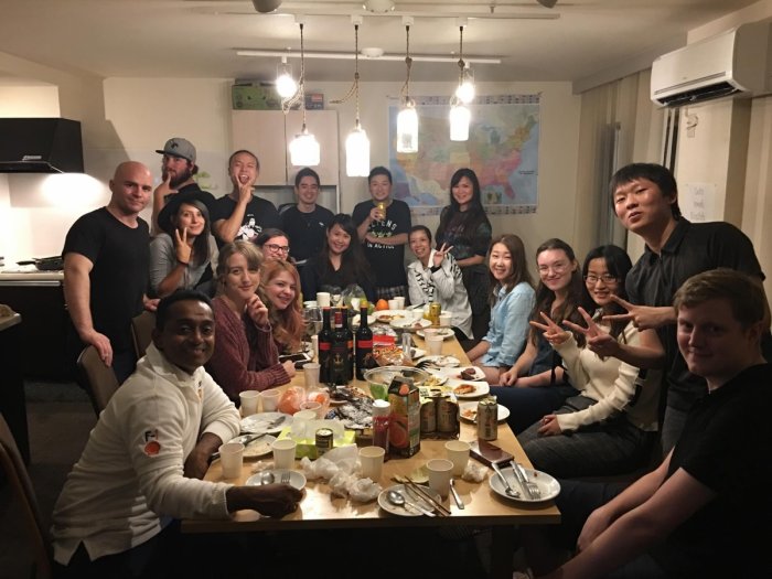 英語漬けシェアハウスCROSSWORLD大森の一番の特徴は週2回外国人講師が初級、上級に分けて英会話レッスンを開催してくれることです！
学んだことはラウンジでアウトプットして1日1時間英語でおしゃべりすれば月30時間も実践的なトレーニングができて、海外で留学生活しているような英語力の上達が期待できます♪(´▽｀)