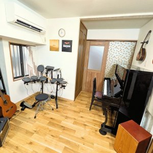 アップライトピアノ、電子ドラム（TD-7 Roland 電子ドラムセット／PD-7,KD-7含む）、小型ギターアンプ、ウクレレ、カホン、その他アコースティック楽器等を共有で使用できます。