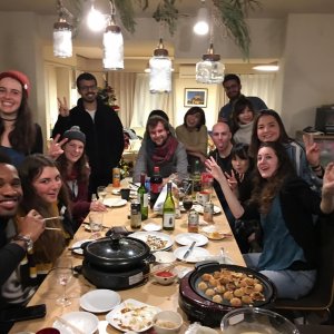 	英語漬けシェアハウスCROSSWORLD大森の一番の特徴は週2回外国人講師が初級、上級に分けて英会話レッスンを開催してくれることです！
学んだことはラウンジでアウトプットして1日1時間英語でおしゃべりすれば月30時間も実践的なトレーニングができて、海外で留学生活しているような英語力の上達が期待できます♪(´▽｀)