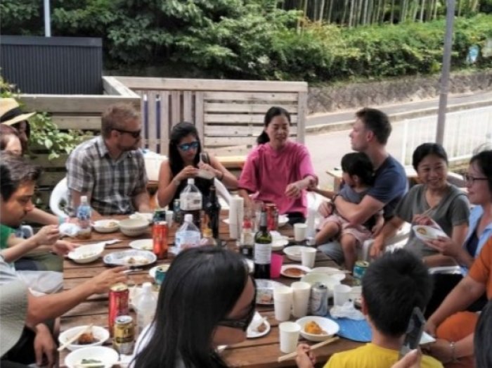 Fespa京都はスキルアップや国際交流に関心のある方が交流を楽しめるシェアハウスです。

10㎡の単身者向け個室と60㎡の家族向けアパートメントが共存するとても新しいスタイルをぜひお楽しみください♪