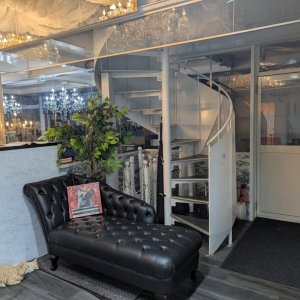 お洒落な螺旋階段から御部屋にお入り頂きます。