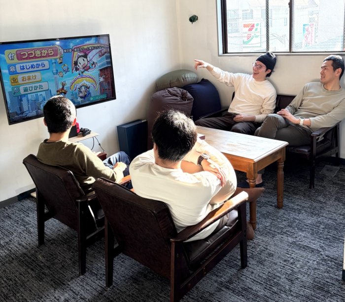 リビングでくつろいでいる様子