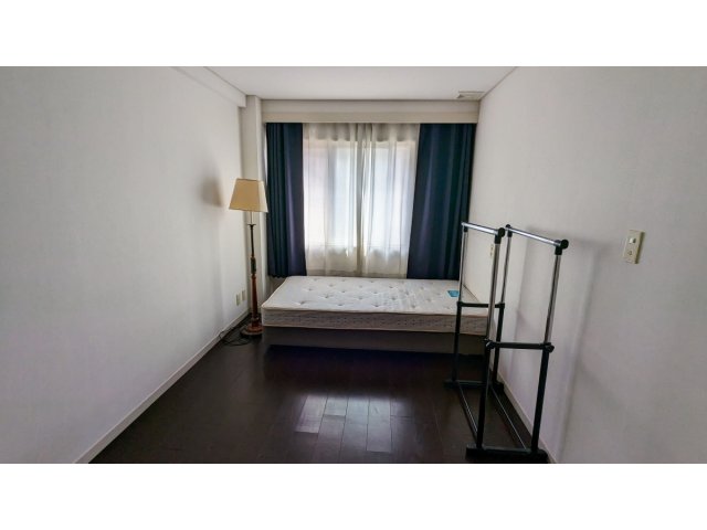 大きな窓が部屋の奥に一つあり、日当たり良好です。